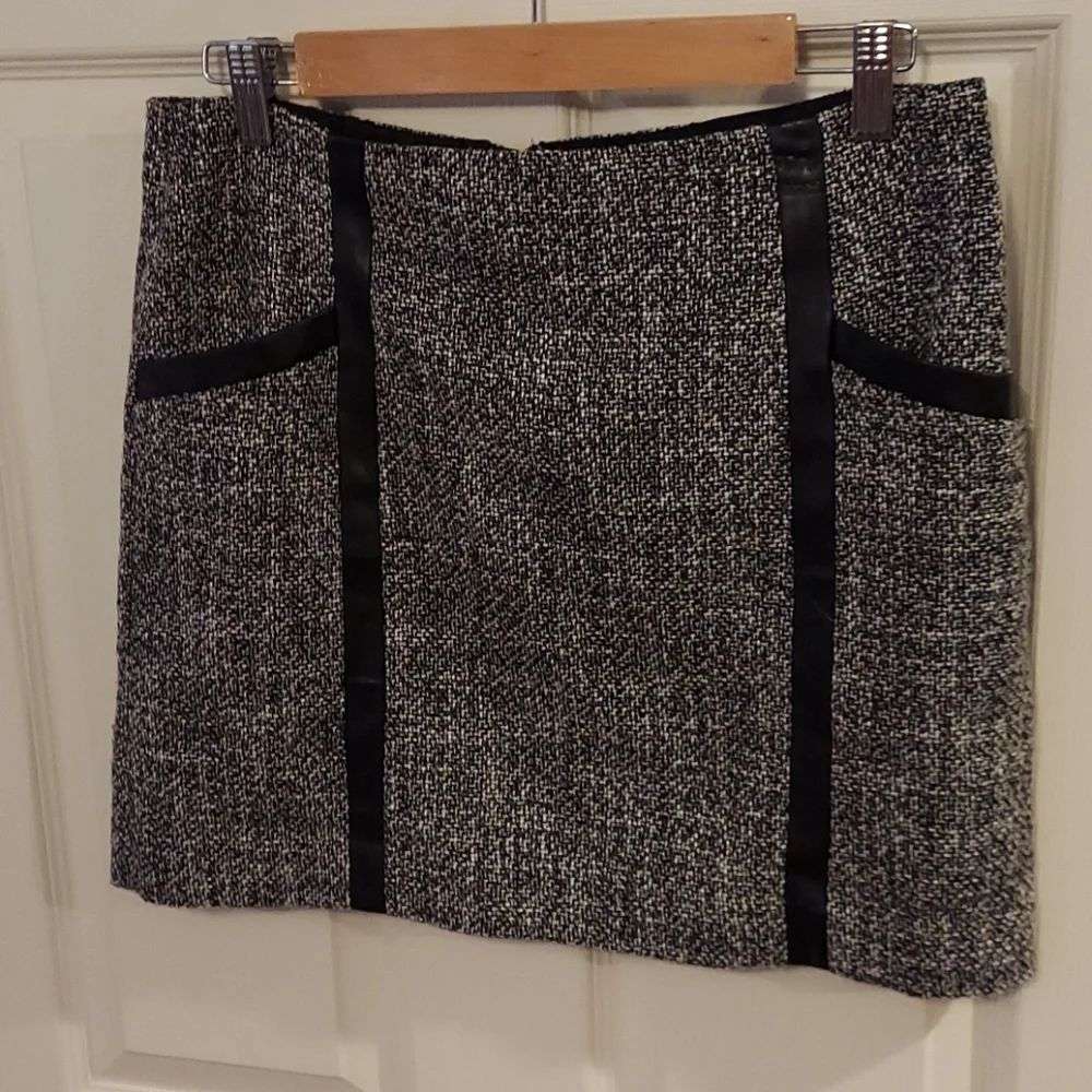 Banana Republic Black Gray Faux Leather Trim Tweed Skirt Size 8